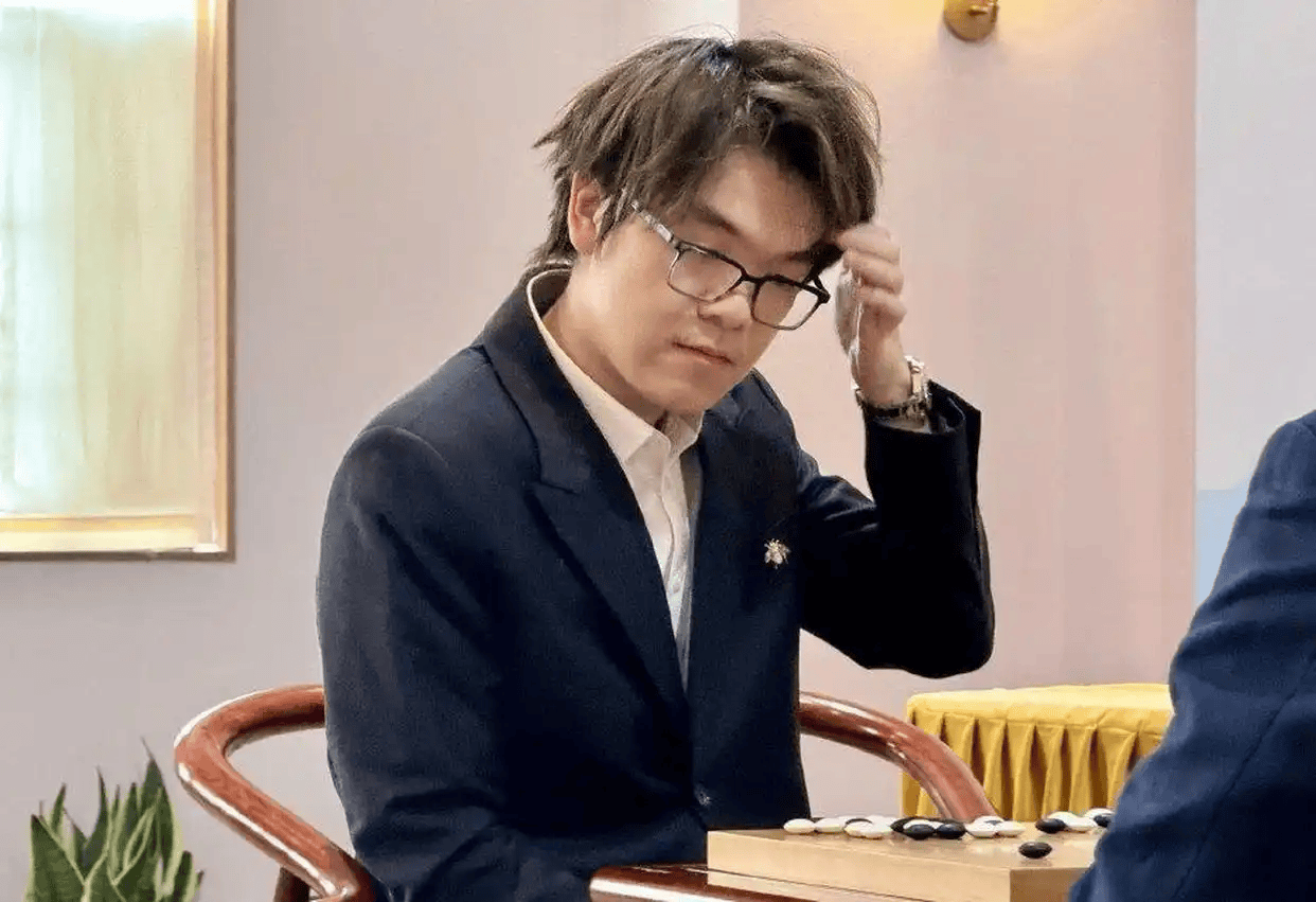 杏彩体育XC SPORTS-实力的比拼！柯洁，一步一个大坑跌入深渊，惨败不敌老对手朴廷桓